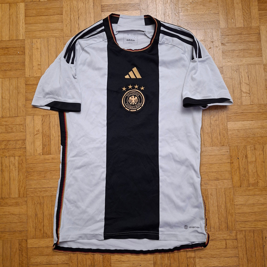 Deutschland Heimtrikot WM 2022 in Grösse S slimfit